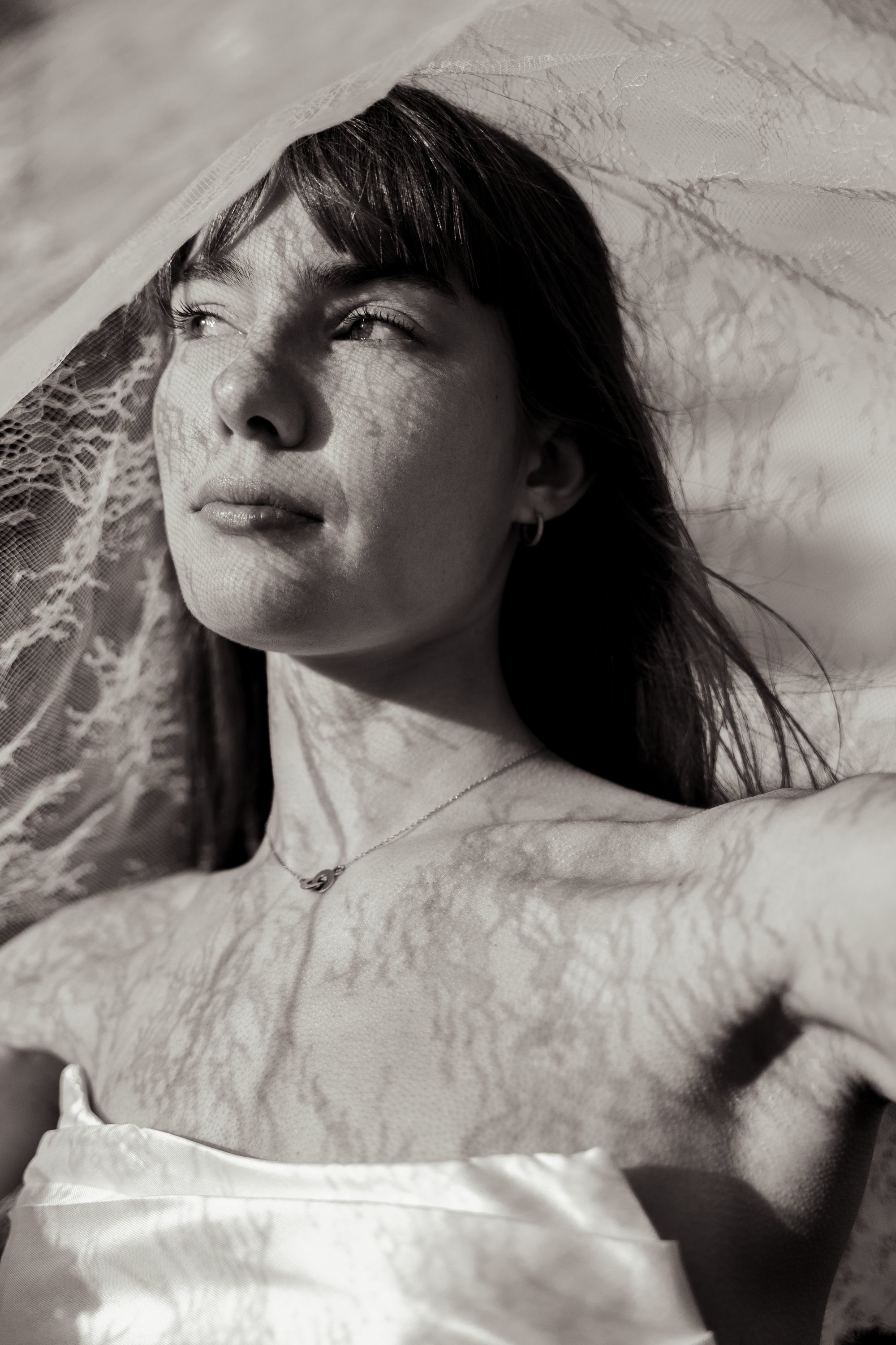 Portrait mariée voile lumière naturelle