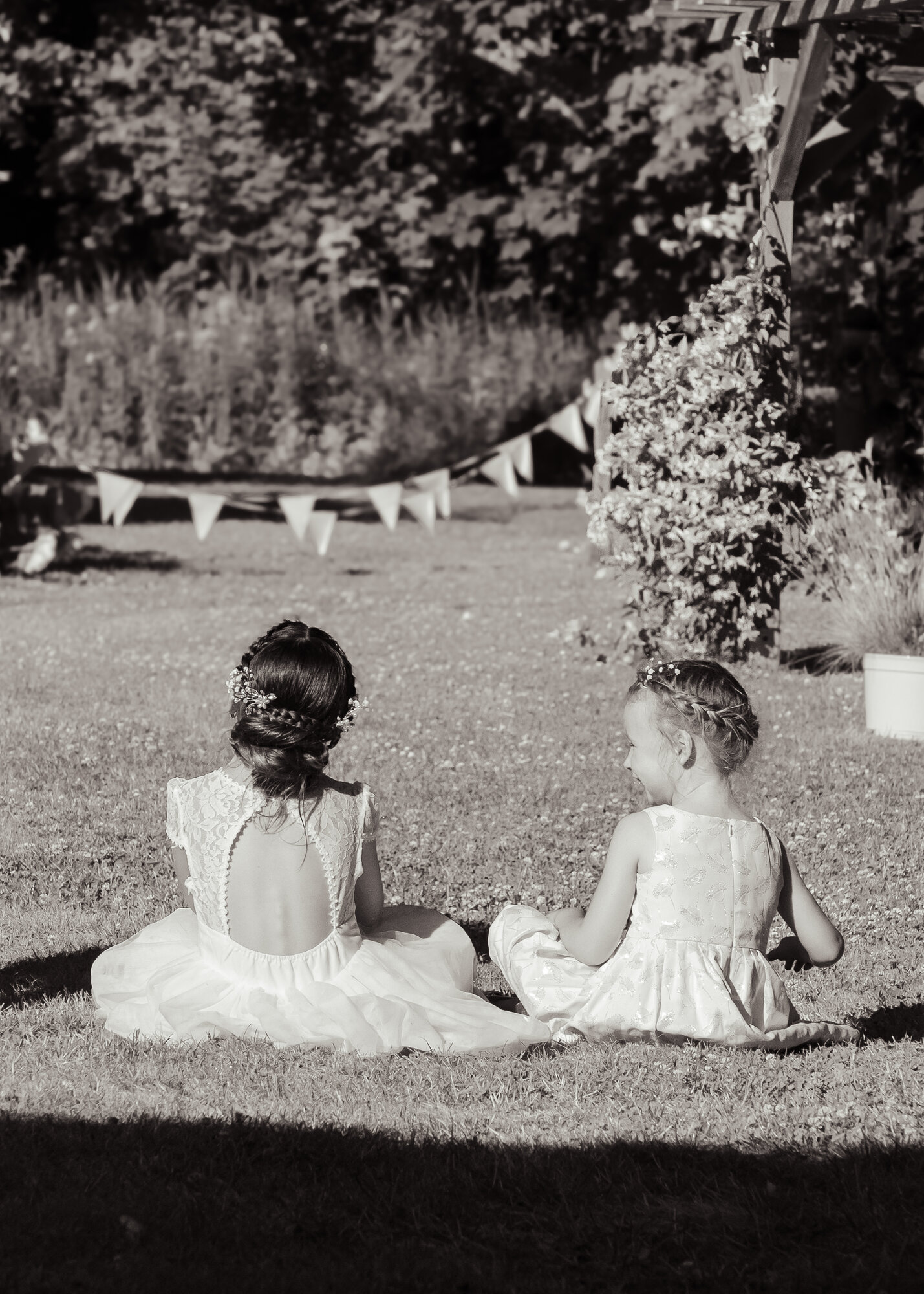 Détail mariage petites filles robes blanches